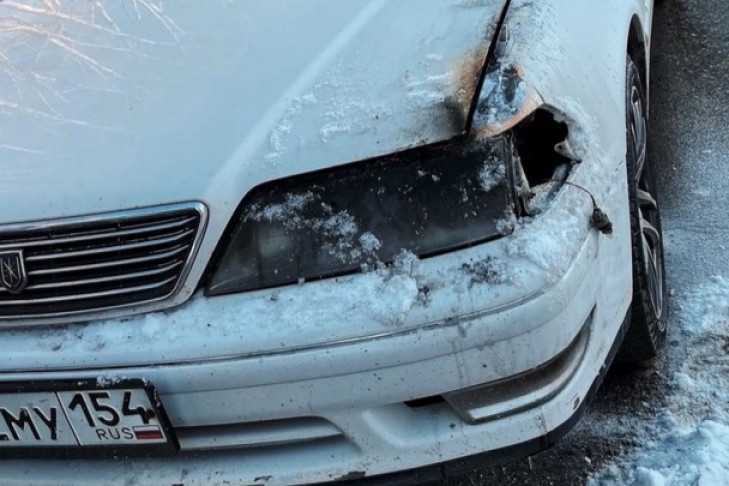 Неизвестные закидали снегом горящую машину в Новосибирске