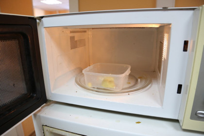 Под Новосибирском посетитель МФЦ «Мои документы» сжег трусы в микроволновке