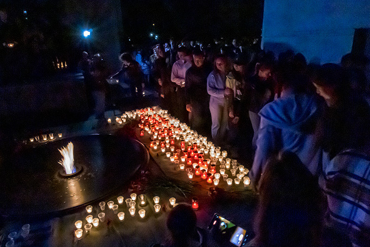 Тысячи свечей зажгли в память о героях войны во всех районах Новосибирска вечером 8 мая