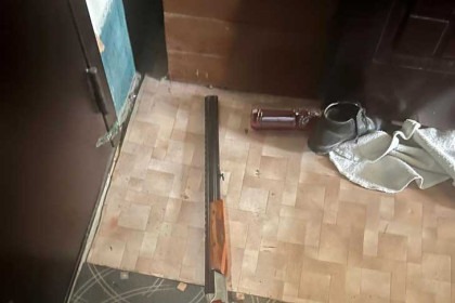 Житель Новосибирска открыл стрельбу из ружья по двери соседа