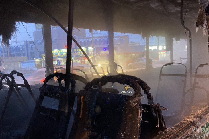 Троллейбус вспыхнул на площади Маркса в Новосибирске