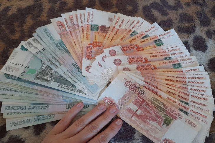 Жительница Новосибирской области вынесла из кассы на работе 328 тысяч рублей