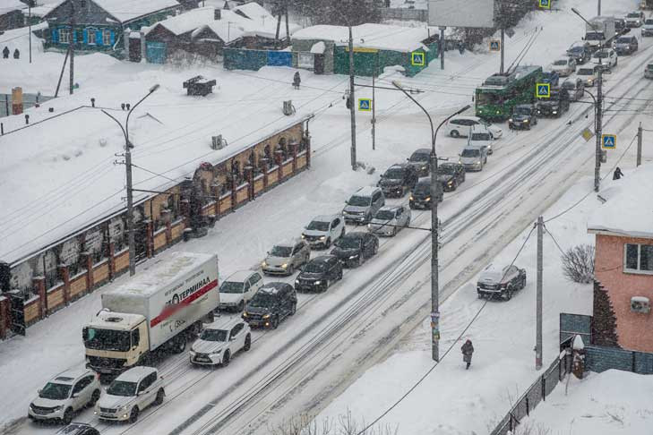Помочь Новосибирску с уборкой снега поручил губернатор Андрей Травников