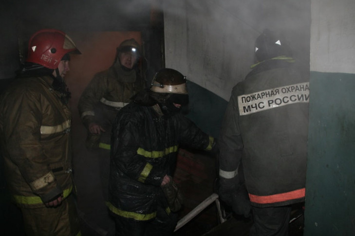 Из пожара на улице Кедровой спасли 15 новосибирцев