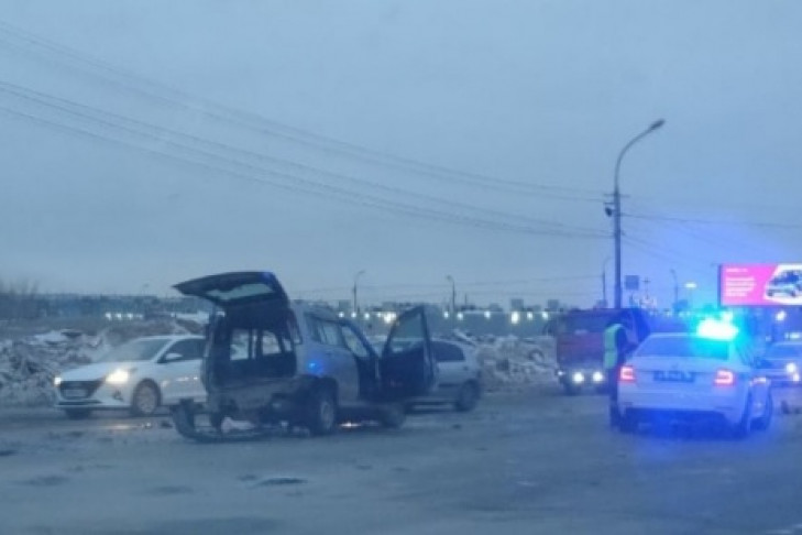 Две иномарки лоб в лоб столкнулись на Гусинобродском шоссе в Новосибирске