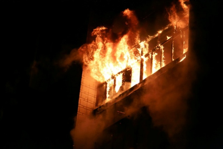 Двенадцать человек спасли сотрудники МЧС на пожаре в многоэтажном доме в Новосибирске
