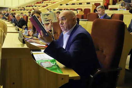 Книги о геях принес на сессию депутат заксобрания Николай Мочалин
