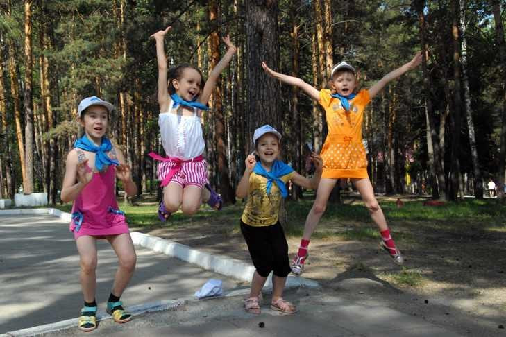 Тему сокращения летних каникул в школах Новосибирска прокомментировал министр Федорчук