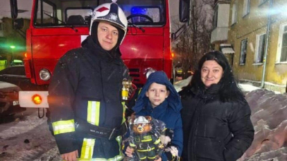 Спасатели из Новосибирска подарили игрушку спасённому на пожаре ребёнку