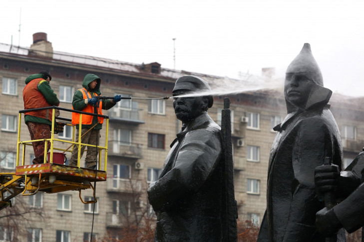 Зеленым мылом отмыли скульптуры и ели на площади Ленина в Новосибирске