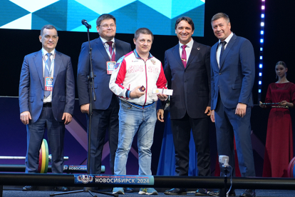 Новосибирец завоевал медали чемпионата России по тяжелой атлетике в первый день турнира