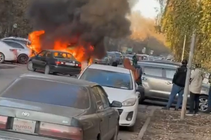 Пожар на Новогодней: в Новосибирске сгорел автомобиль и пострадали соседние