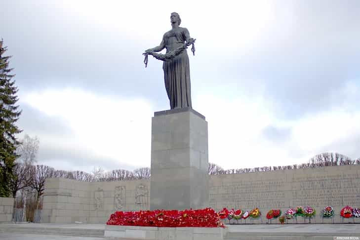 Андрей Травников возложил цветы на Пискарёвском кладбище Санкт-Петербурга