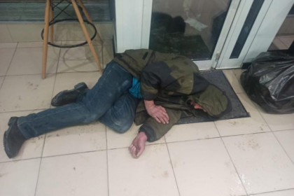 Пьяный бомж уснул в кафе здоровых привычек в Новосибирске