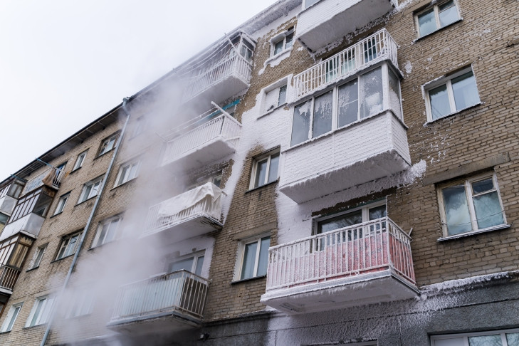 Ночную аварию на теплотрассе в центре Новосибирска ликвидируют коммунальщики