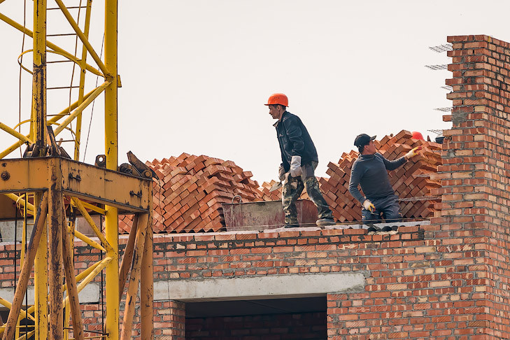 Рабочего раздавило металлическим листом на стройке в Новосибирске