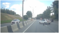 Автоприцеп потерял колесо на улице Большевистской в Новосибирске