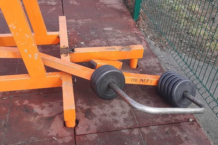 Хулиганы разгромили антивандальную спортплощадку в Новосибирской области