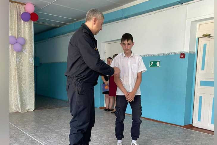 Участник СВО с позывным «Батя» подарил наручные часы школьнику из Куйбышевского района