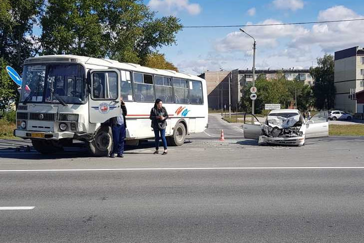 Девушка-таксистка получила травмы в ДТП с автобусом под Новосибирском