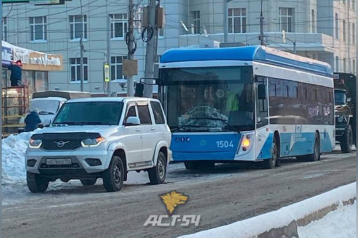 Первое ДТП с участием нового троллейбуса произошло в Новосибирске