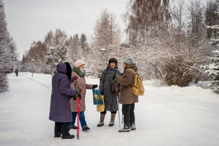 Фанатами пеших прогулок в Новосибирске назвали пенсионеров и влюбленных девушек