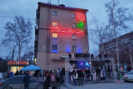 В Новосибирске включили восстановленную неоновую вывеску «Весна»