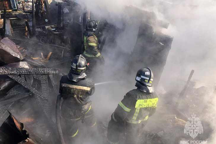 Семь пожарных машин тушили возгорание в первом Бронном переулке