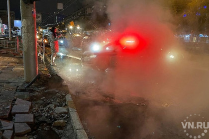 Теплотрассу прорвало в Новосибирске – в яму провалился автомобиль