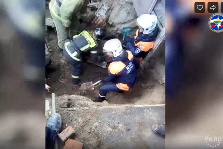 «Оказалось, он живой»: рабочего извлекли из-под завала спасатели