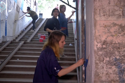 Студенты раскрашивают подземный переход в Ленинском районе