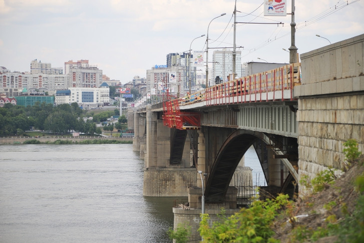 Новую чугунную ограду Октябрьского моста в Новосибирске начнут устанавливать в июле-2023