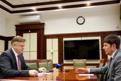 Полпред Анатолий Серышев обсудил работу налоговых органов Сибири с Русланом Афанасиевым