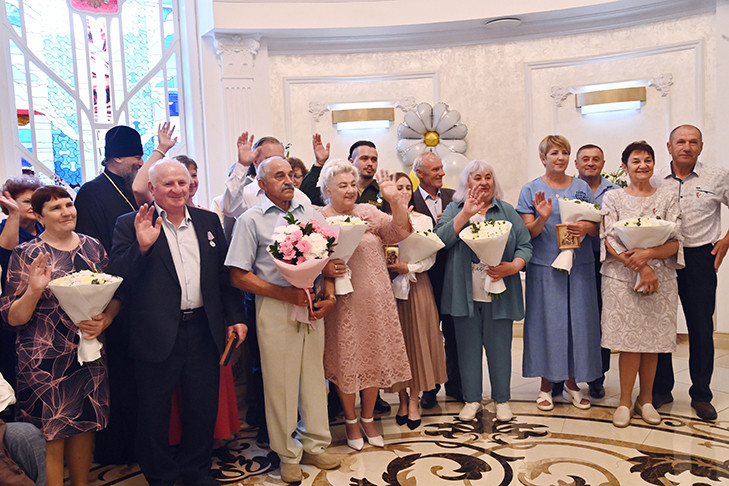 Новосибирская область отметила День семьи, любви и верности-2025