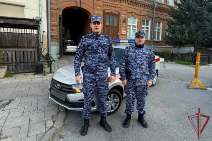 В Новосибирске росгвардейцы пришли на помощь девушке с инсультом