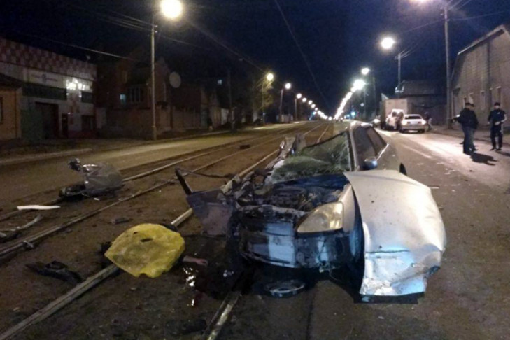 Honda Civic разорвало на части в ДТП на Волочаевской 
