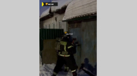 Новосибирские пожарные спасли двух человек из горящего дома