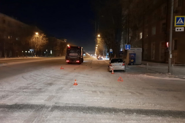 Honda Fit попала под КАМАЗ в Ленинском районе Новосибирска