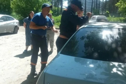 Сотрудники МАСС спасли маленького ребёнка из закрытой машины в Новосибирске