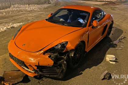 Премиальный спорткар разбился в аварии на Красном проспекте 