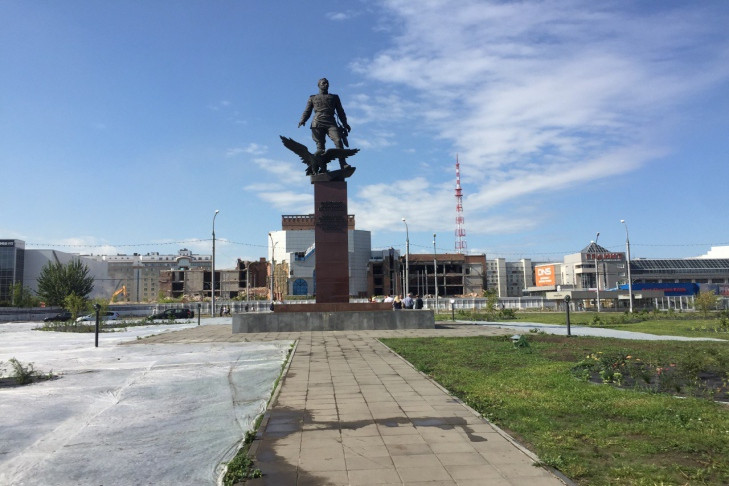 Памятник Покрышкину украсили сиренью, шиповником и яблонями на площади Маркса в Новосибирске