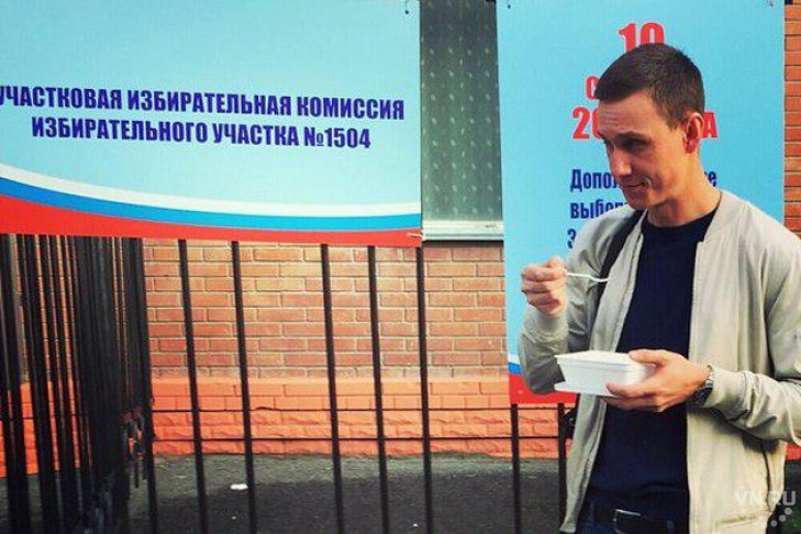 Новосибирец с дошираком победил в конкурсе селфи на выборах-2017
