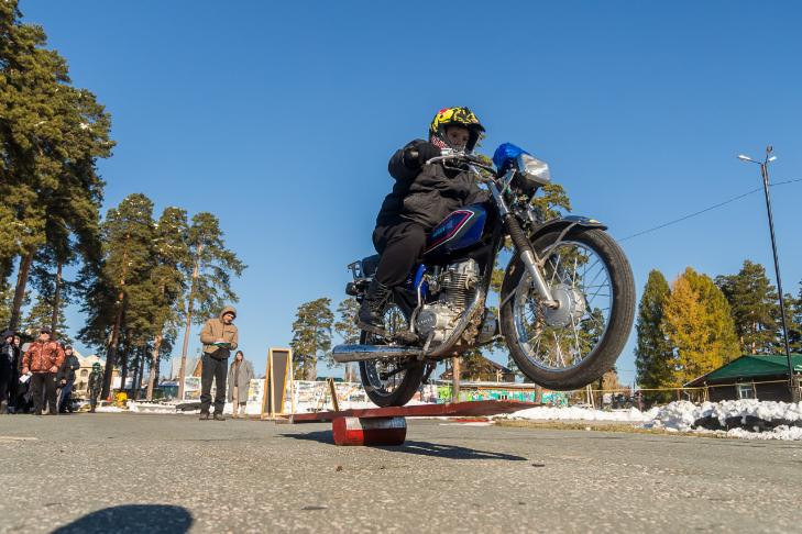 Дети сразились в мастерстве управления мопедами и мотоциклами в Новосибирске