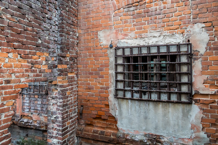 Под Новосибирском заключенный угрожал изнасиловать конвоира