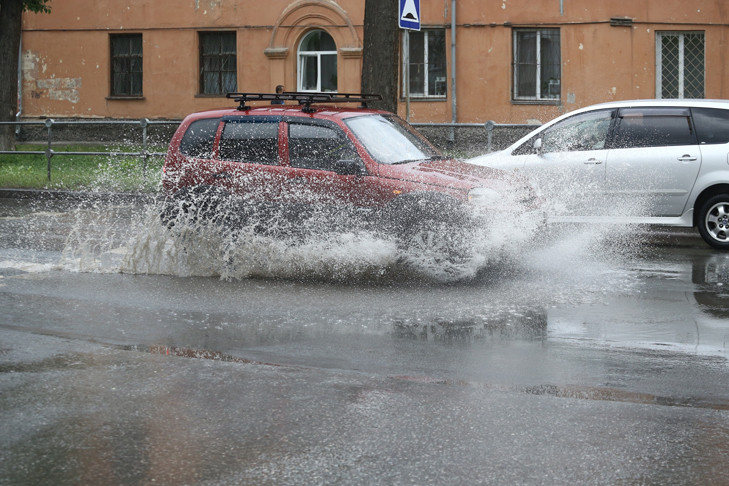 Как подготовить машину к проливным дождям: пять критических моментов, которые важно учесть