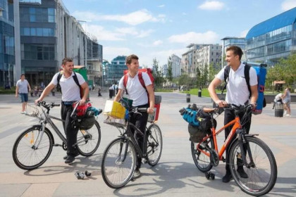 День курьера-2025: прикольные открытки, мемы, стихи 17 декабря