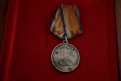 Бойцы СВО вернули 80-летнюю медаль «За отвагу» жителю Новосибирска