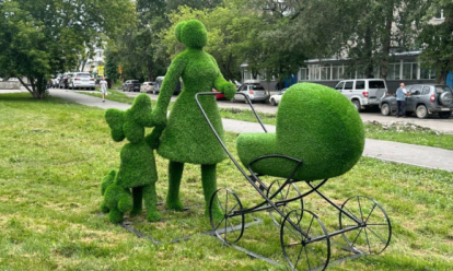 Зелёную «маму с коляской» установили в парке Новосибирска
