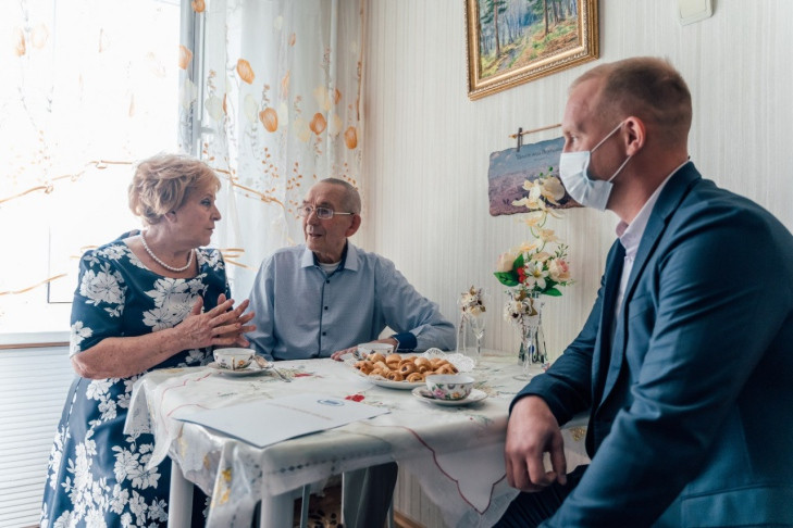 Семейных долгожителей Новосибисркой области поздравили депутаты «Единой России»