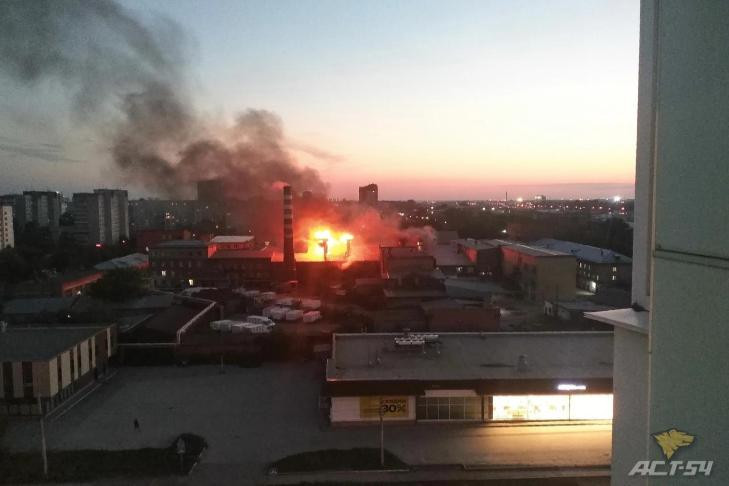 Хлебокомбинат загорелся на улице Широкой в Новосибирске